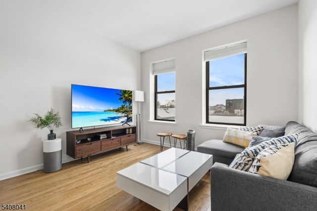 43 Van Wagenen Ave 2F, Jersey City, NJ 07306