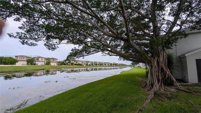 211 SW 113th Way 211, Pembroke Pines, FL 33025