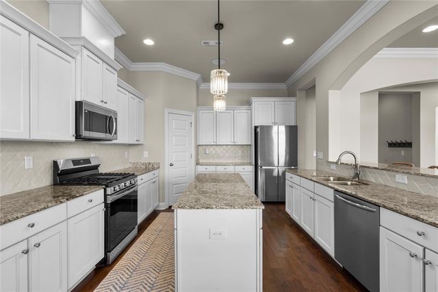 2200 Riverwater Lane, Fayetteville, AR 72703