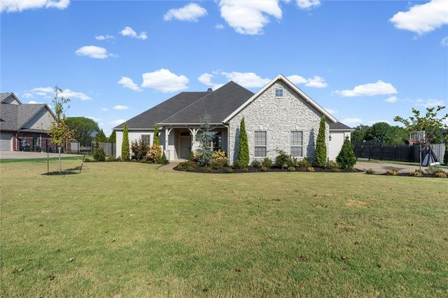 2200 Riverwater Lane, Fayetteville, AR 72703