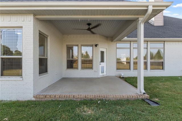 2200 Riverwater Lane, Fayetteville, AR 72703