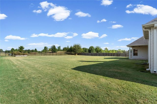 2200 Riverwater Lane, Fayetteville, AR 72703