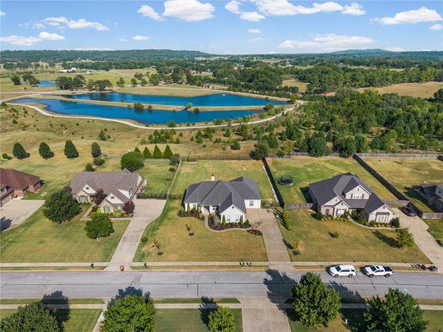 2200 Riverwater Lane, Fayetteville, AR 72703