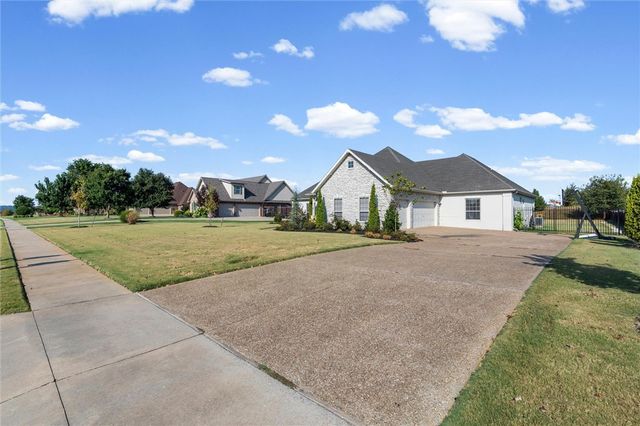 2200 Riverwater Lane, Fayetteville, AR 72703