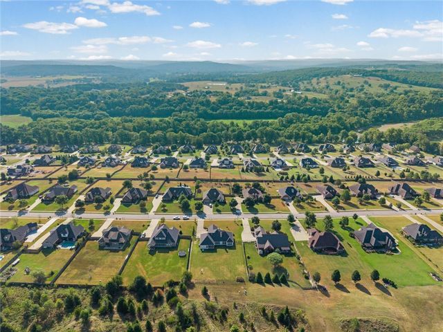 2200 Riverwater Lane, Fayetteville, AR 72703