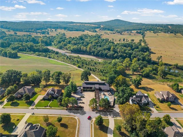 2200 Riverwater Lane, Fayetteville, AR 72703
