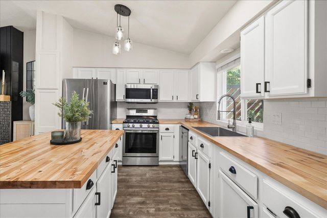 5507 W Pacific Park Dr, Spokane, WA 99208