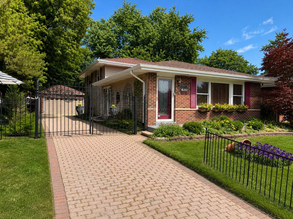 2176 N Westmoreland Drive, Palatine, IL 60074