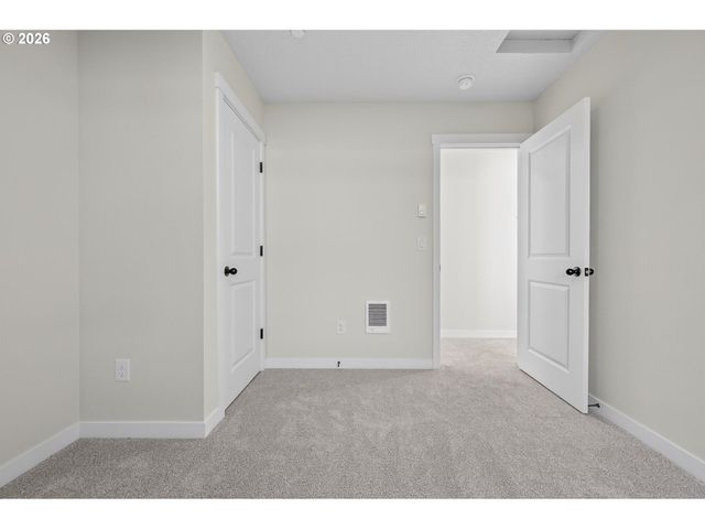 9273 E Burnside St, Portland, OR 97216