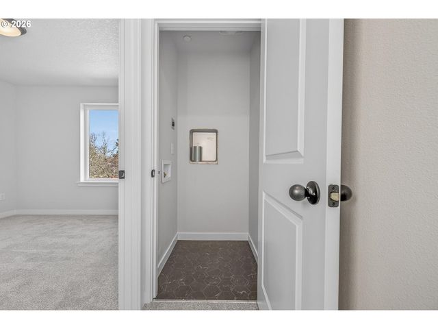 9273 E Burnside St, Portland, OR 97216