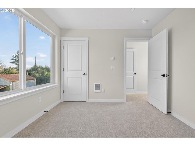 9273 E Burnside St, Portland, OR 97216