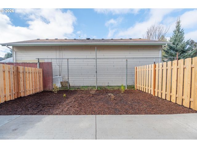 9273 E Burnside St, Portland, OR 97216