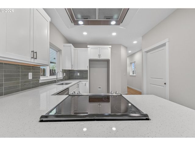 9273 E Burnside St, Portland, OR 97216