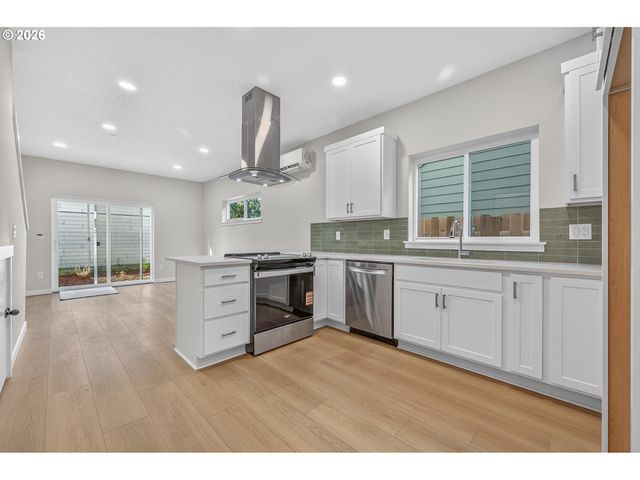 9273 E Burnside St, Portland, OR 97216