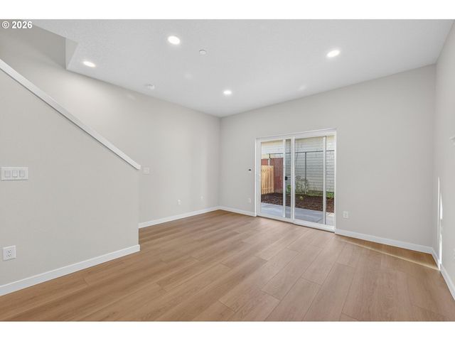 9273 E Burnside St, Portland, OR 97216