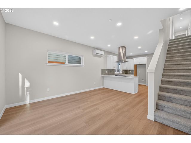 9273 E Burnside St, Portland, OR 97216