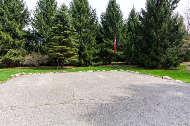 5327 Fern Drive, Oceola Township, MI 48430
