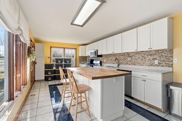 243 Kool Springs Dr, Shepherdsville, KY 40165