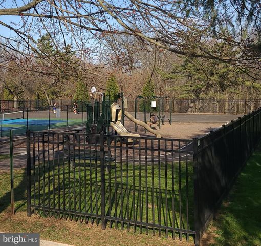 404 HOPKINS CT, North Wales, PA 19454