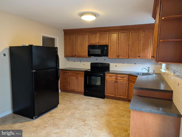 404 HOPKINS CT, North Wales, PA 19454