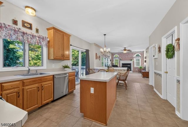 3 Cobblewood Ct, Lopatcong Twp., NJ 08865