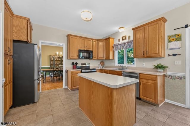 3 Cobblewood Ct, Lopatcong Twp., NJ 08865