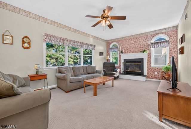 3 Cobblewood Ct, Lopatcong Twp., NJ 08865