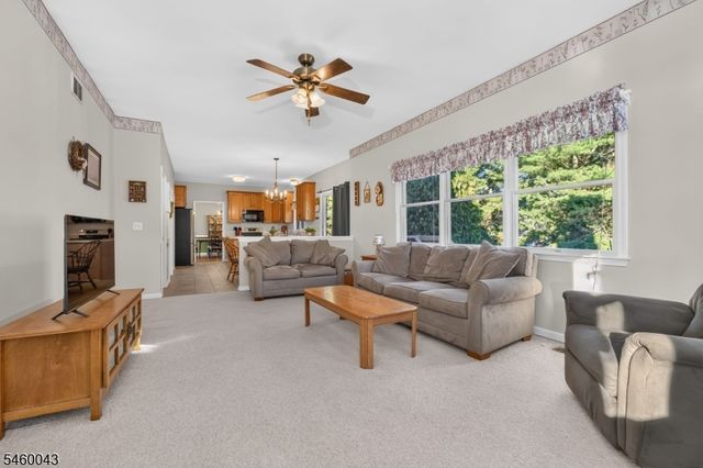 3 Cobblewood Ct, Lopatcong Twp., NJ 08865