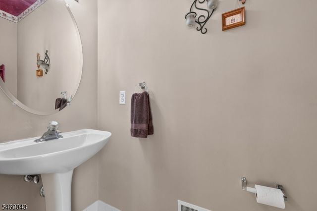 3 Cobblewood Ct, Lopatcong Twp., NJ 08865