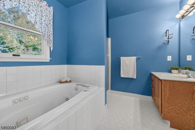 3 Cobblewood Ct, Lopatcong Twp., NJ 08865