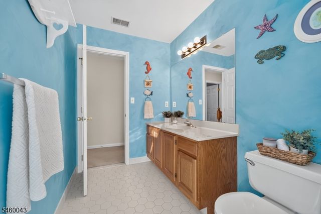 3 Cobblewood Ct, Lopatcong Twp., NJ 08865