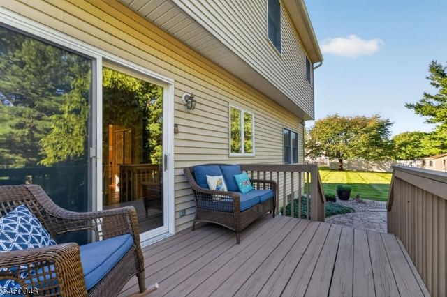 3 Cobblewood Ct, Lopatcong Twp., NJ 08865
