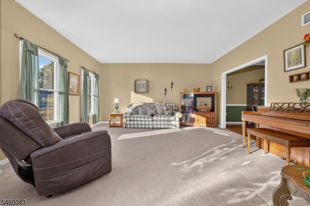 3 Cobblewood Ct, Lopatcong Twp., NJ 08865