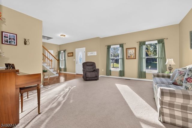 3 Cobblewood Ct, Lopatcong Twp., NJ 08865