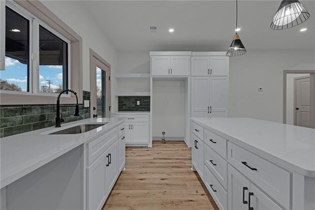 405 N Armstrong Street, Pleasant Hill, MO 64080