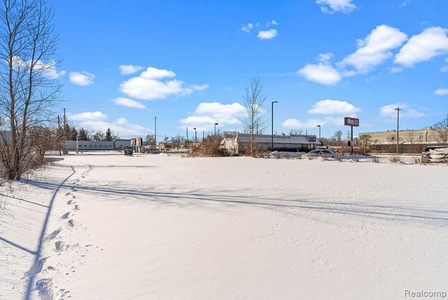 1019 E BRISTOL Road, Burton, MI 48529