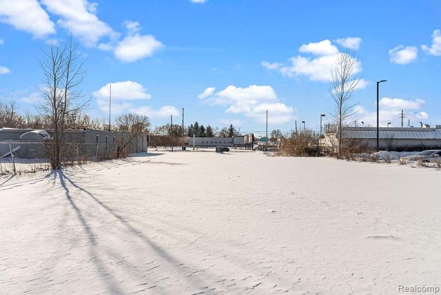 1019 E BRISTOL Road, Burton, MI 48529