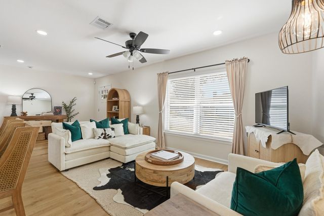 712 E Kuehn Street, Bellville, TX 77418