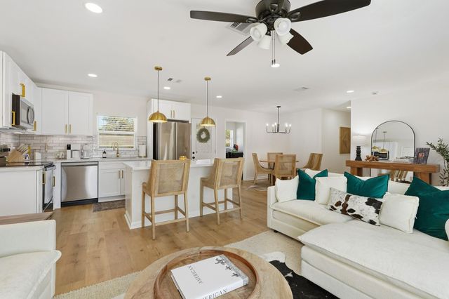 712 E Kuehn Street, Bellville, TX 77418