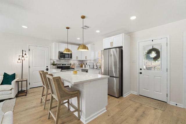 712 E Kuehn Street, Bellville, TX 77418