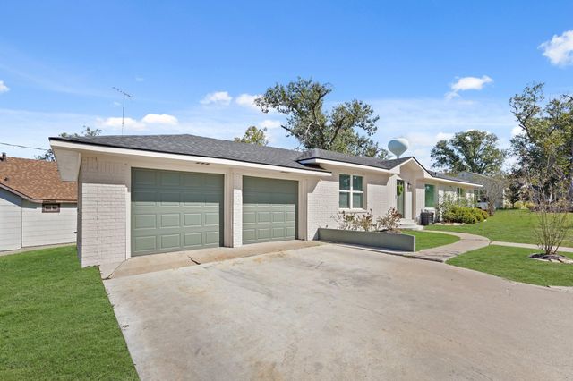 712 E Kuehn Street, Bellville, TX 77418