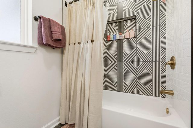 712 E Kuehn Street, Bellville, TX 77418