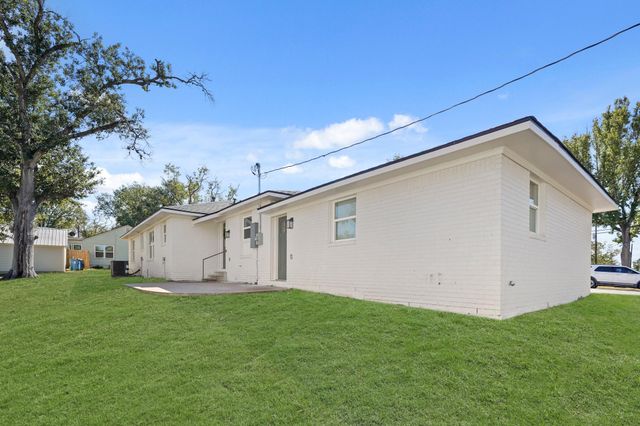 712 E Kuehn Street, Bellville, TX 77418