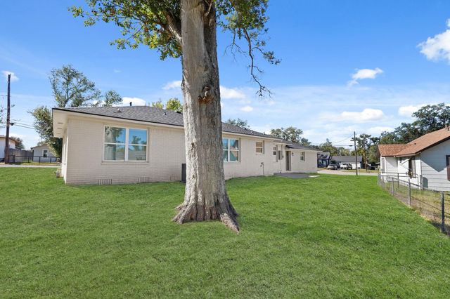 712 E Kuehn Street, Bellville, TX 77418