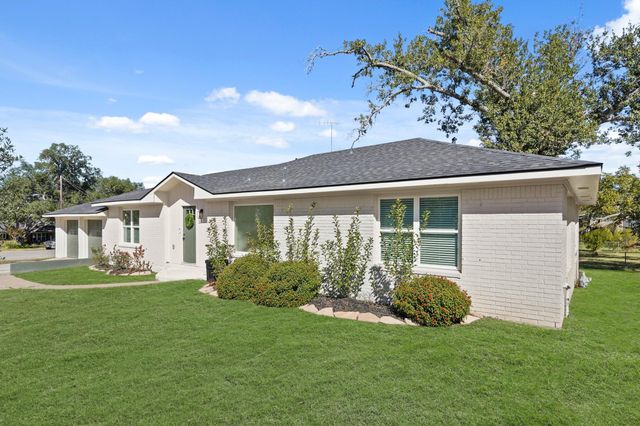 712 E Kuehn Street, Bellville, TX 77418