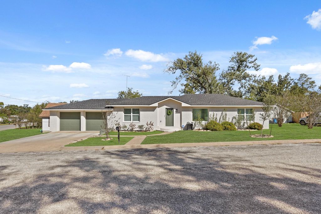 712 E Kuehn Street, Bellville, TX 77418