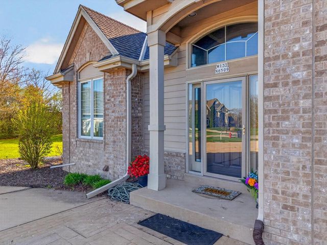 W132N6509 West View COURT, Menomonee Falls, WI 53051