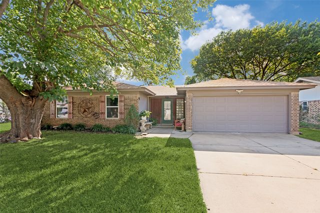 217 N Heights Drive, Crowley, TX 76036