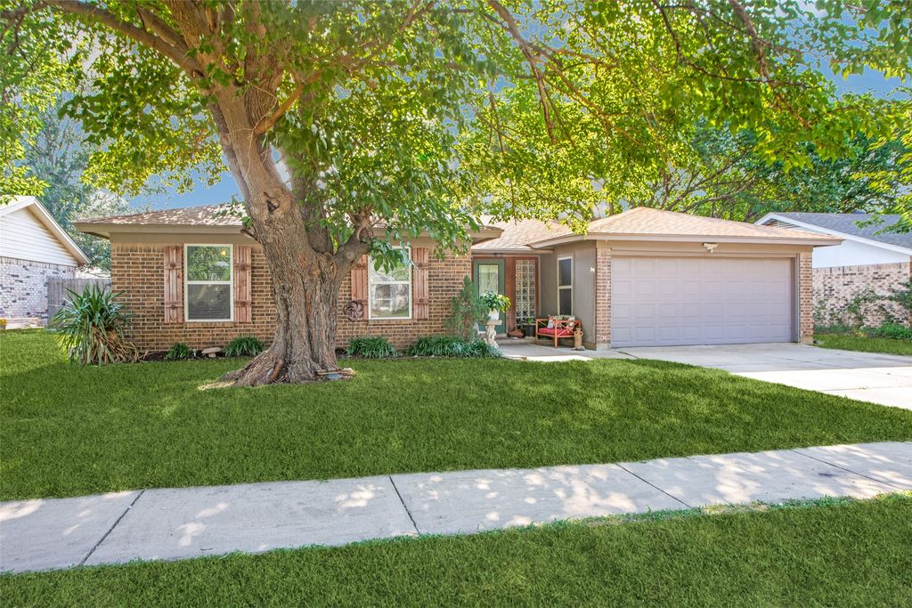 217 N Heights Drive, Crowley, TX 76036