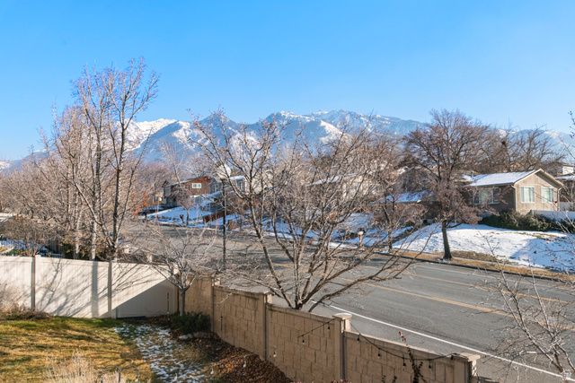 1952 E BLUFFSIDE CIR, Sandy, UT 84092